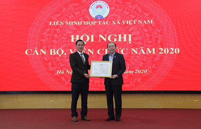 Bí thư Đảng uỷ, Phó Chủ tịch Liên minh HTX Việt Nam Nguyễn Mạnh Cường trao danh hiệu Chiến sĩ thi đua cơ sở cho Chủ tịch Liên minh HTX Việt Nam Nguyễn Ngọc Bảo