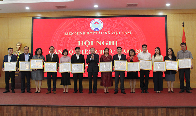 Chủ tịch Nguyễn Ngọc Bảo trao danh hiệu Chiến sĩ thi đua cho các cá nhân