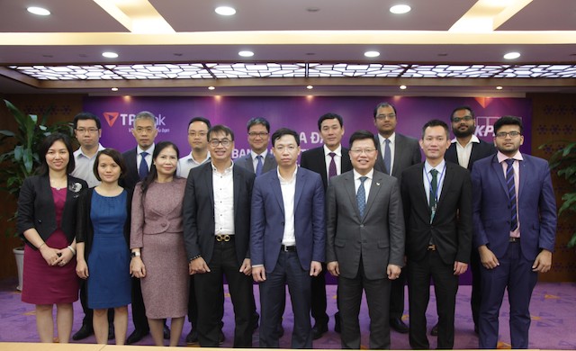 Đại diện NHNN, TPBank và KPMG chụp ảnh lưu niệm tại sự kiện