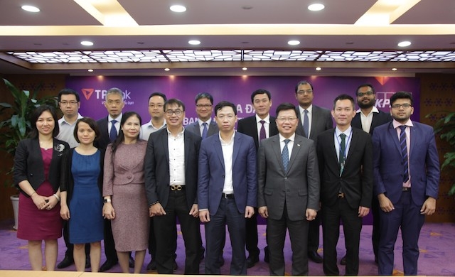 Đại diện NHNN, TPBank và KPMG chụp ảnh lưu niệm tại sự kiện