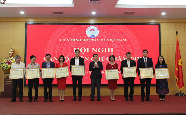 Phó Chủ tịch Nguyễn Văn Thịnh trao Bằng khen cho các cá nhân