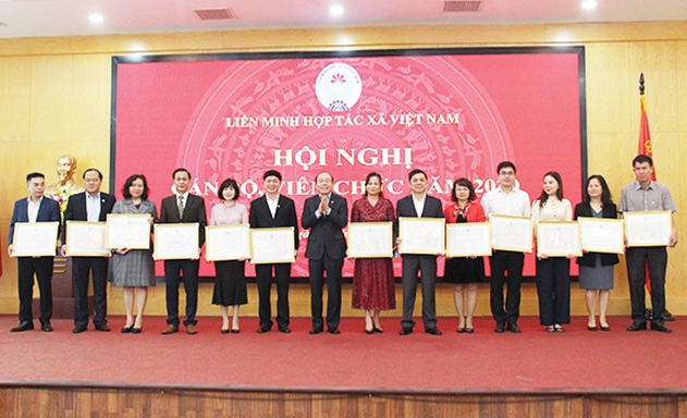 Chủ tịch Nguyễn Ngọc Bảo trao Bằng khen cho các cá nhân có thành tích xuất sắc năm 2019