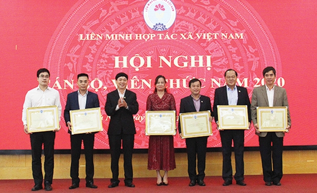 Phó Chủ tịch Lê Văn Nghị trao Bằng khen cho các cá nhân Lao động tiên tiến