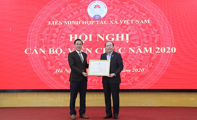 Bí Thư Đảng ủy, Phó Chủ tịch Liên minh HTX Việt Nam Nguyễn Mạnh Cường (trái) trao danh hiệu Chiến sĩ thi đua cơ sở cho Chủ tịch Liên minh HTX Việt Nam Nguyễn Ngọc Bảo