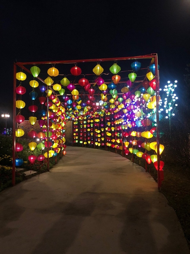Con đường Đèn lồng trải dài tạo ấn tượng tại khuôn viên Lễ hội Đào Phúc Lộc
