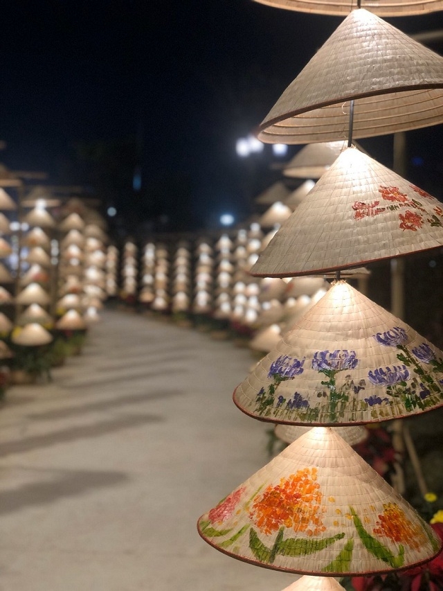 Con đường Nón lá tại Vinhomes Ocean Park buổi tối được thắp sáng lung linh