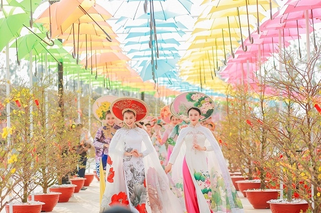 Tại Vinhomes Ocean Park, du khách còn được chiêm ngưỡng dàn mỹ nữ trong bộ sưu tập áo dài hoa lộng lẫy dưới Con đường Ô sắc màu.