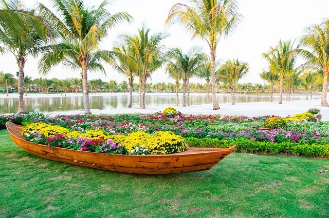 Thuyền hoa là cảnh quan được yêu thích vì cho ra đời những bức ảnh đầu năm đẹp rực rỡ.