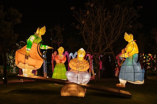 Một tiểu cảnh đèn lồng sáng tạo với hình ảnh trò chơi bập bênh (Vinhomes Grand Park, Q9)