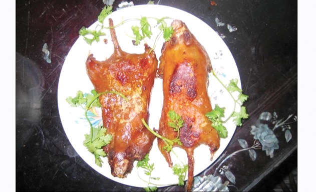 Với người Dao Tiền ở huyện vùng cao Đà Bắc, cỗ cúng trên bàn thờ 3 ngày Tết phải có thịt chuột khô mới thể hiện hết tấm lòng của con cháu với tổ tiên.