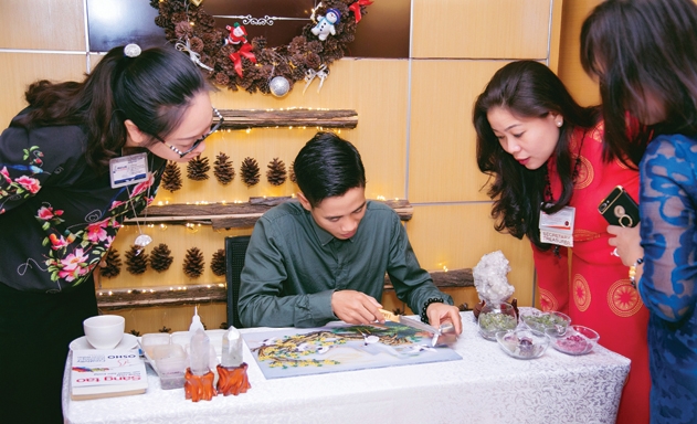 Các nghệ nhân khảm tranh đá quý đã dùng nhiều loại đá khác nhau