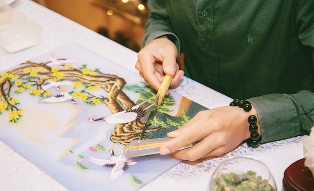 Làm tranh đá quý đòi hỏi bàn tay khéo léo của nghệ nhân