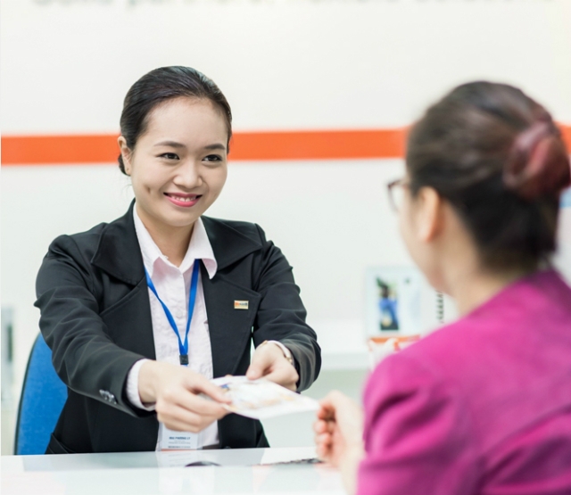 Khách hàng đang giao dịch tại một chi nhánh ngân hàng SHB.