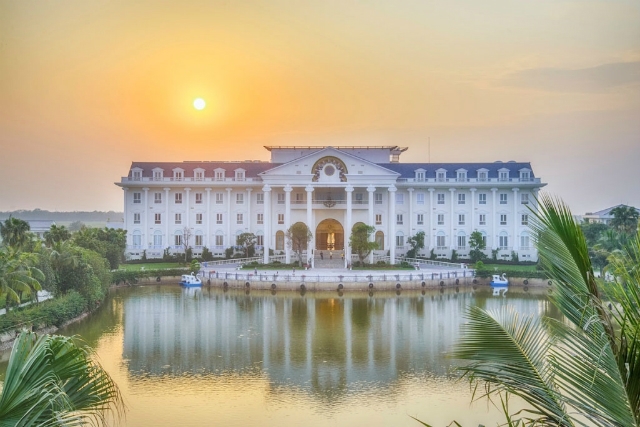 FLC Luxury Resort Vĩnh Phúc với tòa nhà khách sạn trung tâm có tầm cao cho du khách cơ hội ngắm trọn vẹn vẻ đẹp của khu vực đồng bằng Vĩnh Phúc xinh đẹp