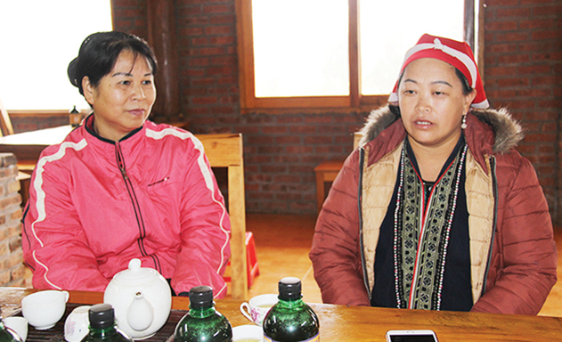 Giám đốc HTX Cộng đồng Dao đỏ Tẩn Tả Mẩy (phải) và cố vấn HTX Hoàng Thị Lan