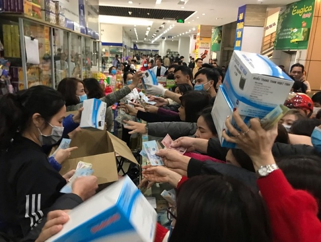 Người dân tranh nhau mua khẩu trang y tế (Ảnh Internet)