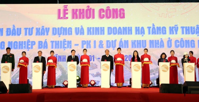 Các đại biểu thực hiện nghi thức khởi công Dự án đầu tư xây dựng và kinh doanh hạ tầng kỹ thuật khu công nghiệp Bá Thiện – Phân khu 1 và dự án khu nhà ở cho công nhân.