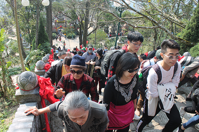 Du khách vẫn đông đúc ở danh thắng Yên Tử.