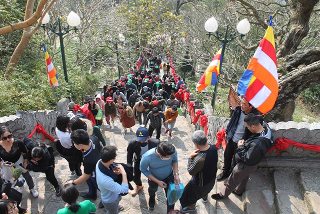 Số lượng người dân đeo khẩu trang phòng dịch virus corona đi hội chiếm một phần rất nhỏ.