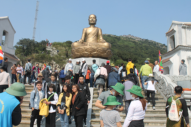 Nườm nượp du khách thập phương hành hương du xuân.