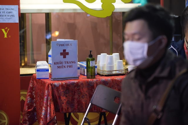 Theo đại diện của doanh nghiệp vàng, hầu hết khách hàng đều sử dụng khẩu trang miễn phí và sát khuẩn ta trước khi mua vàng