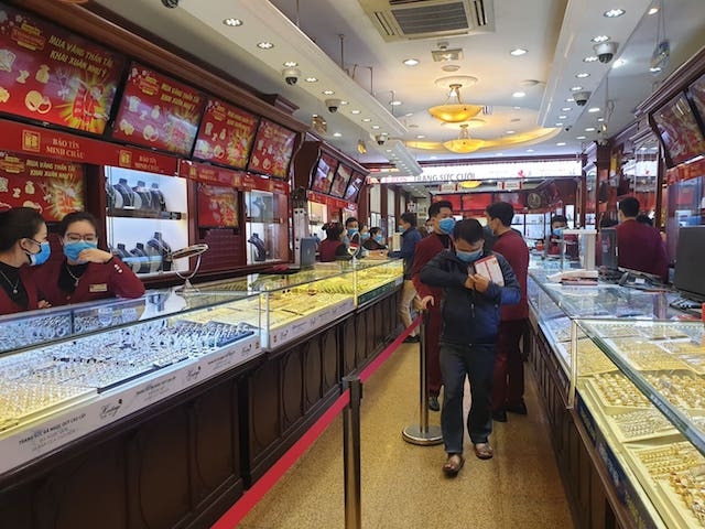 Cửa hàng vàng Bảo Tín Minh Châu cũng không còn cảnh khách hàng chen chúc như ngày vía Thần Tài như mọi năm.