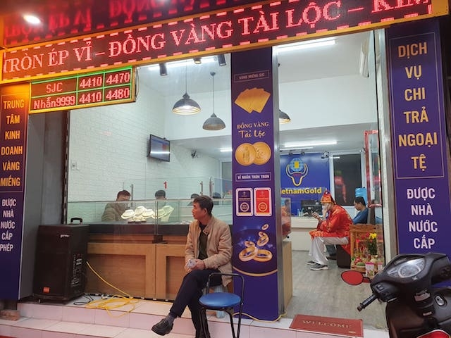 Một số cửa hàng vàng vắng bóng khách hàng đến mua vàng.