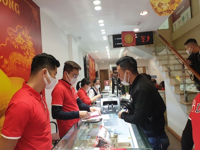 Các nhân viên giao dịch đều đeo khẩu trang và găng tay khi tư vấn phục vụ khách hàng