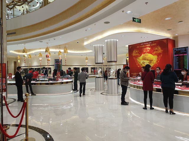 Trung tâm vàng DOJI vắng vẻ khách hàng trong ngày vía Thần Tài.