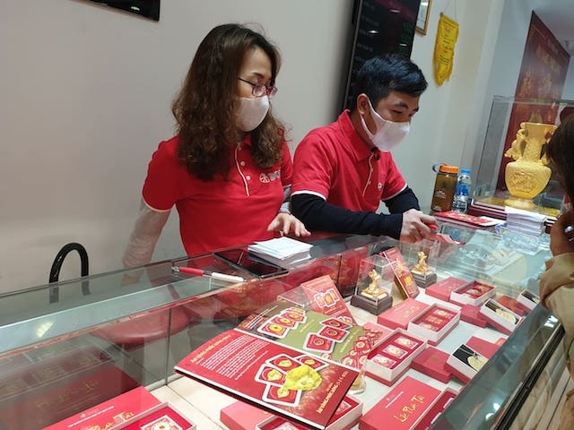 Giá vàng dù giảm nhẹ trong ngày vía Thần Tài, nhưng so với giá vàng bán ra trong ngày vía Thần Tài năm 2019 có sự chênh lệch đáng kể