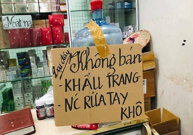 Hầu hết nhà thuốc đều treo biển không bán khẩu trang, nước rửa tay khô (Ảnh: Internet)