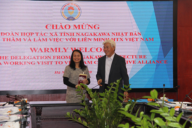 Ông Yanagishita Kenichi tặng quà lưu niệm cho Ban HTQT