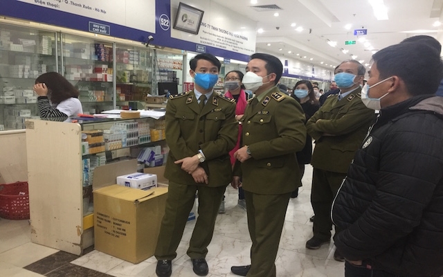 Đoàn kiểm tra làm việc với các tiểu thương chợ thuốc Hapulico (Ảnh: Bộ Công Thương)