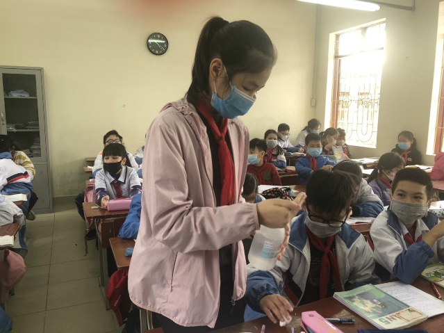 Ngày đầu tiên đi học trở lại sau 3 ngày nghỉ học vệ sinh, khử khuẩn trường lớp, trong khi nhiều trường không đảm bảo sĩ số thì học sinh trường Tiểu học Cát Bi đi học đầy đủ