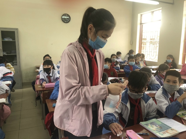 Ngày đầu tiên đi học trở lại sau 3 ngày nghỉ học vệ sinh, khử khuẩn trường lớp, trong khi nhiều trường không đảm bảo sĩ số thì học sinh trường Tiểu học Cát Bi đi học đầy đủ