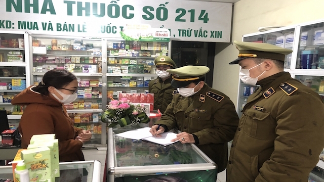 Lực lượng quản lý thị trường xử phạt nhà thuốc vi phạm (Ảnh: Bộ Công Thương)