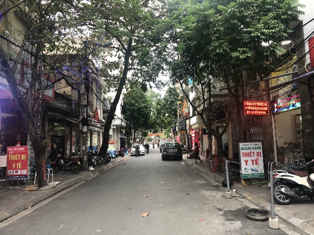 Con đường Kỳ Đồng (Hồng Bàng , Hải Phòng) là phố bán vật tư y tế tiêu hao trong đó có khẩu trang, Cloramin B cũng vắng như chùa bà Đanh vì không còn hàng để bán dù đang dịch Corona.