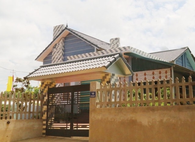 Ngôi nhà lợp bằng ngói Taimu của chị Trịnh Thị Duyên