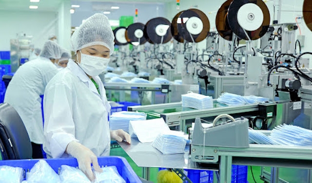 Nhiều doanh nghiệp tăng ca sản xuất khẩu trang y tế phòng dịch corona