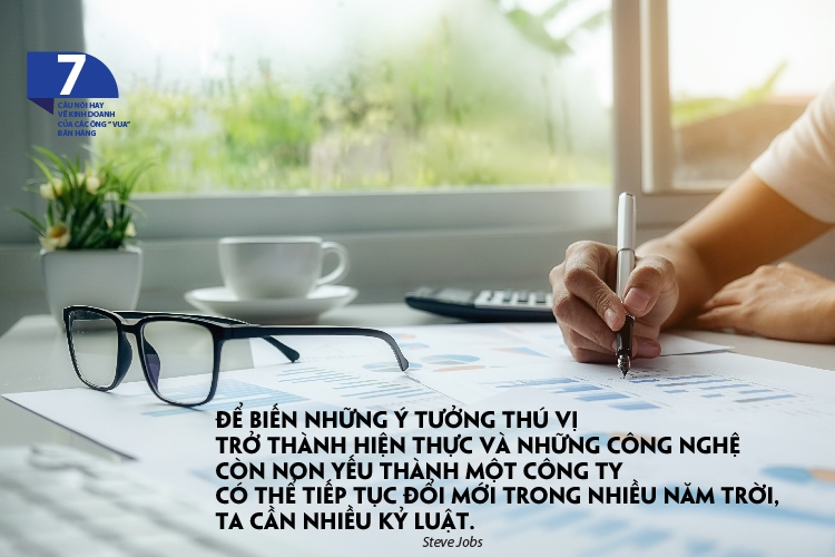 Nhờ Steve Jobs, Apple đã vươn lên thành một trong những công ty hàng đầu ở lĩnh vực công nghiệp điện tử. Bắt đầu từ iMac, Apple tiếp tục giới thiệu máy nghe nhạc cầm tay iPod, với phần mềm nghe nhạc kĩ thuật số iTunes và iTunes Store.