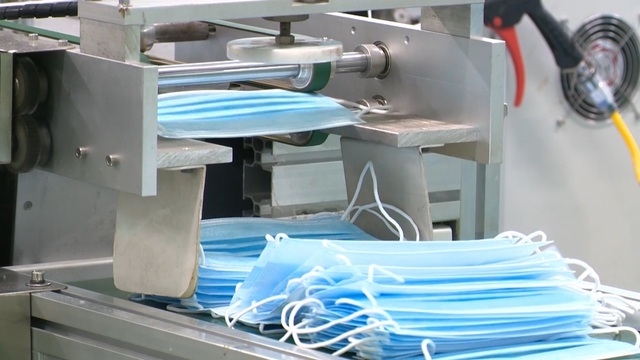 Khẩu trang y tế được coi là vật dụng cần thiết trong phòng chống dịch corona và đang có nguy cơ thiếu hụt trong thời gian tới (Ảnh: Internet)