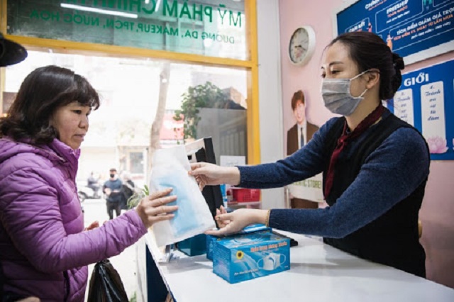 Tặng khẩu trang là cách làm hút khách của không it cửa hàng, doanh nghiệp