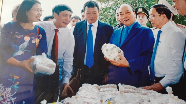 Thủ tướng Nguyễn Xuân Phúc thăm gian hàng các sản phẩm nấm của anh Đỗ Văn Tuấn tại Hội nghị tổng kết 10 năm thực hiện Chương trình mục tiêu quốc gia xây dựng NTM diễn ra tại tỉnh Nam Định vào tháng 10/2019