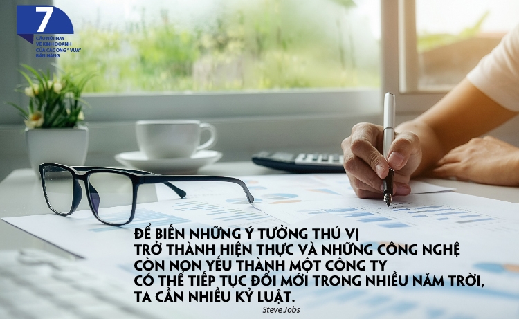 Nhờ Steve Jobs, Apple đã vươn lên thành một trong những công ty hàng đầu ở lĩnh vực công nghiệp điện tử. Bắt đầu từ iMac, Apple tiếp tục giới thiệu máy nghe nhạc cầm tay iPod, với phần mềm nghe nhạc kĩ thuật số iTunes và iTunes Store.