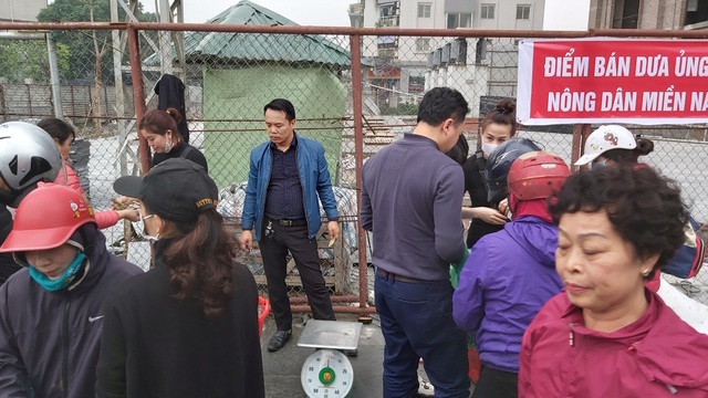 Người dân Hà Nội mua dưa hấu giải cứu (Ảnh: Internet)