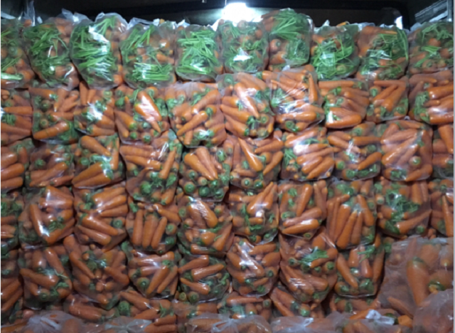 Sản phẩm của HTX được đóng túi trước khi đưa đến các nhà máy