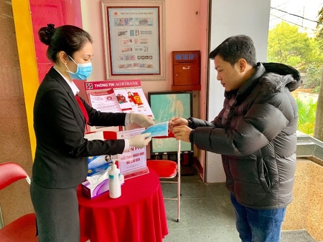 Agribank phát khẩu trang cho khách hàng đến giao dịch