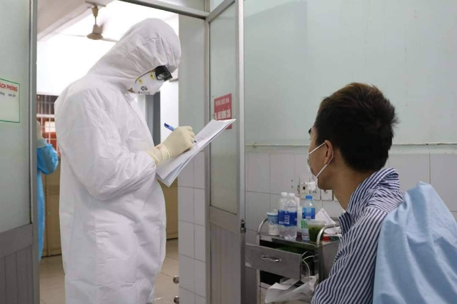Theo dõi, chăm sóc bệnh nhân nghi nhiễm Covid-19 là công việc thường xuyên của các bác sĩ