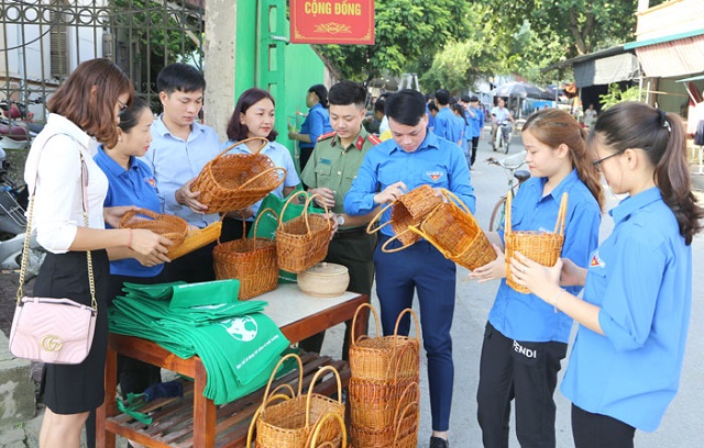 HTX Nhật Minh tuyên truyền người dân sử dụng đồ dùng, vật liệu bằng mây, tre đan thay thế vật liệu nhựa