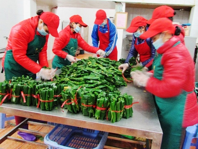 Công nhân đóng gói sản phẩm của HTX luôn tuân thủ quy trình ATLĐ